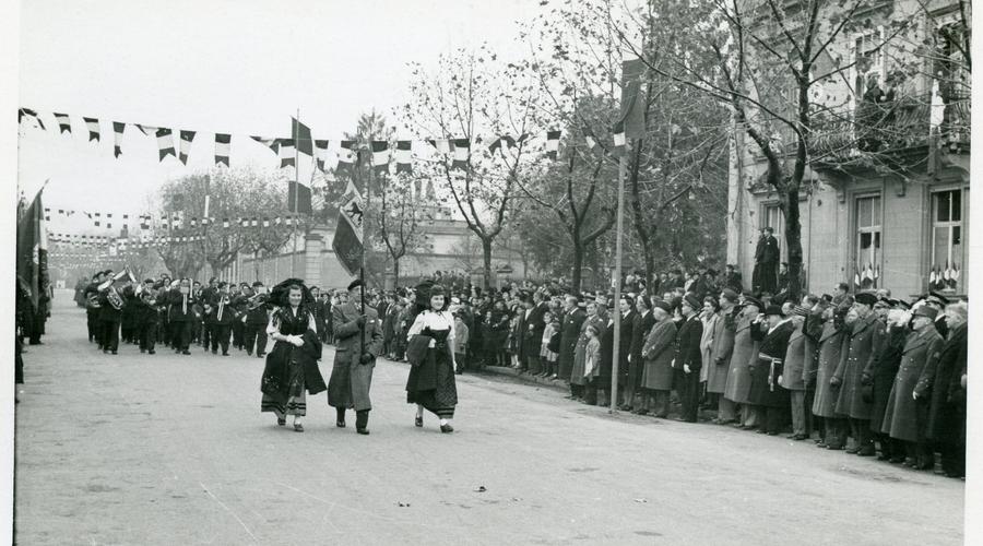 Défilé devant les Généraux. 