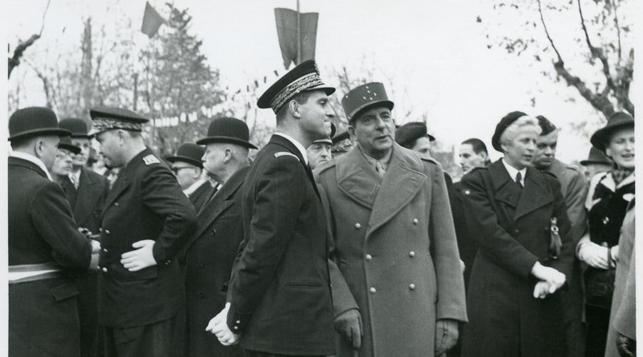 Bernard Cornut-Gentille, préfet du Bas-Rhin (à gauche) et le Général de Lattre de Tassigny (à droite).