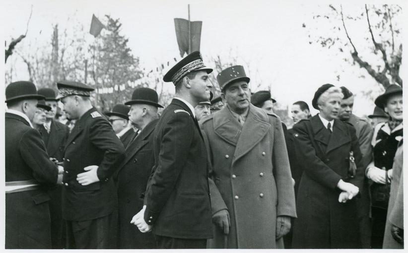 Bernard Cornut-Gentille, préfet du Bas-Rhin (à gauche) et le Général de Lattre de Tassigny (à droite).