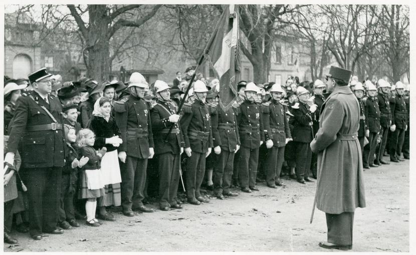Le Général de Lattre de Tassigny devant une brigade de pompiers. 