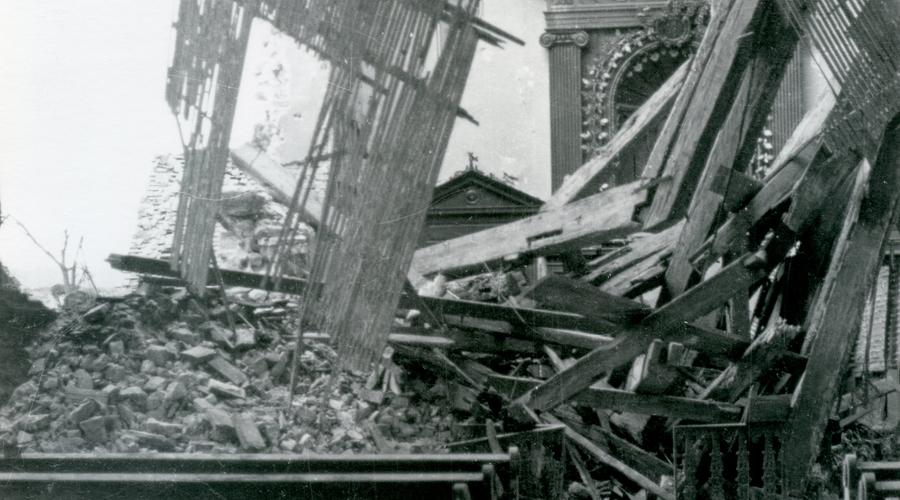 Le toit de la Chapelle s'est effondré sur la nef, offrant un triste spectacle de poutres et de pierres entremêlées à l'emplacement du chœur de l'édifice.