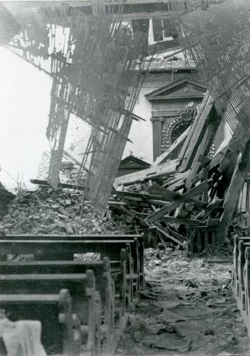 Le toit de la Chapelle s'est effondré sur la nef, offrant un triste spectacle de poutres et de pierres entremêlées à l'emplacement du chœur de l'édifice.