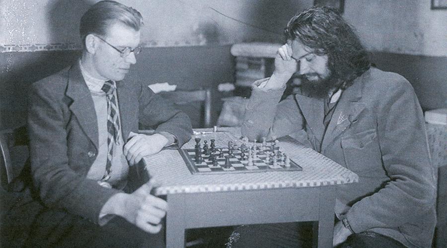 Joseph Kuhn joue aux échecs avec son frère René le 11 Novembre 1943. 