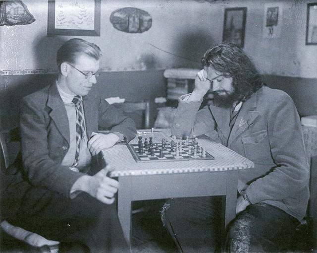 Joseph Kuhn joue aux échecs avec son frère René le 11 Novembre 1943. 