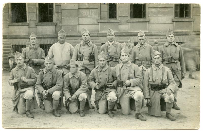 Groupe de soldats du 170eme Régiment d'Infanterie devant la caserne Schweisguth