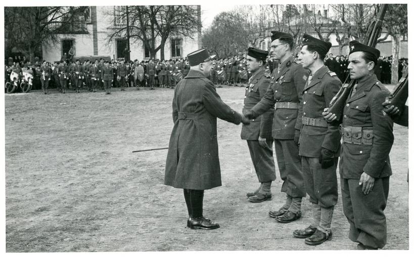 Passage en revue des troupes et décorations de soldats sur la Place de la République.