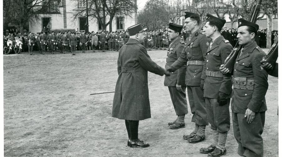 Passage en revue des troupes et décorations de soldats sur la Place de la République.