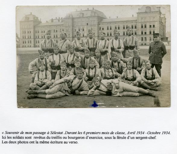 Un autre groupe de soldats devant la caserne Schweisguth. Notes écrites par Monsieur Siegel. 