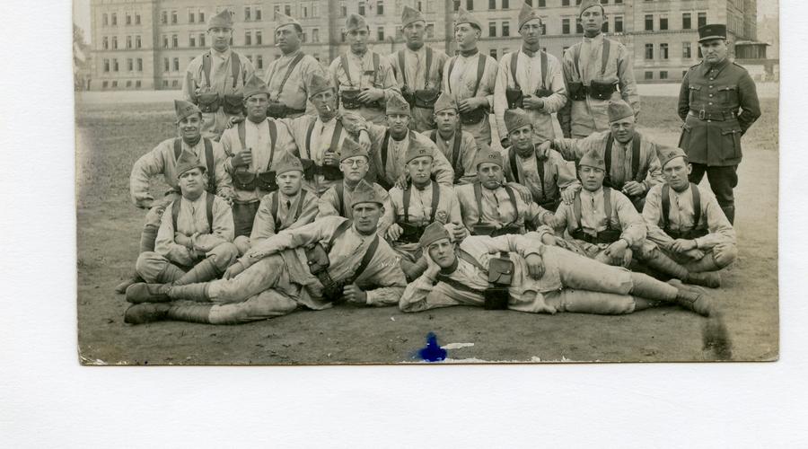 Un autre groupe de soldats devant la caserne Schweisguth. Notes écrites par Monsieur Siegel. 