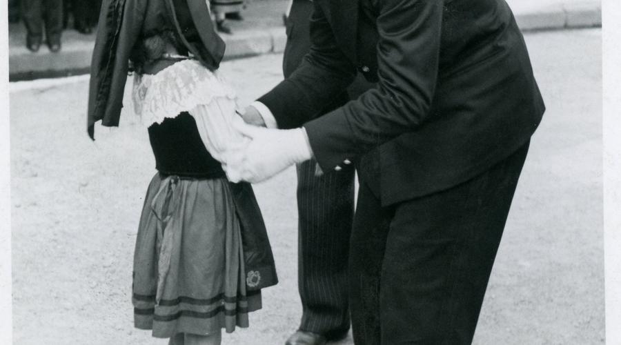 Bernard Cornut-Gentille avec une fillette en costume alsacien. 