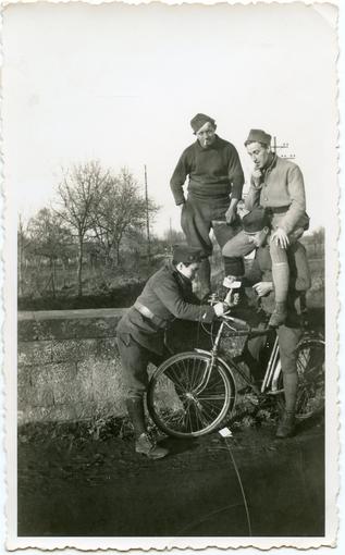 Albert Drouan est assis sur les épaules de son camarade. Au Fort Drouan, à Mundolsheim entre Septembre 1939 et Juin 1940. 