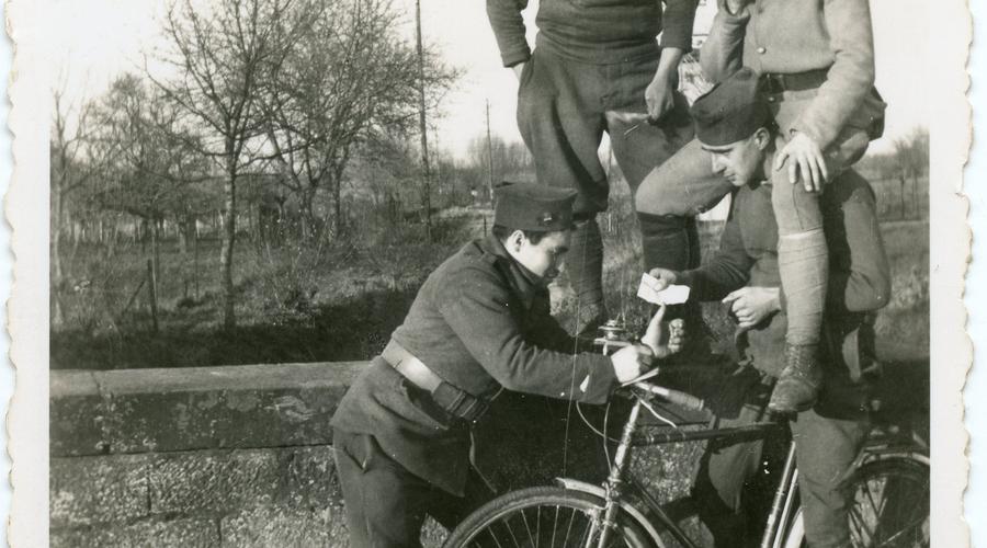 Albert Drouan est assis sur les épaules de son camarade. Au Fort Drouan, à Mundolsheim entre Septembre 1939 et Juin 1940. 