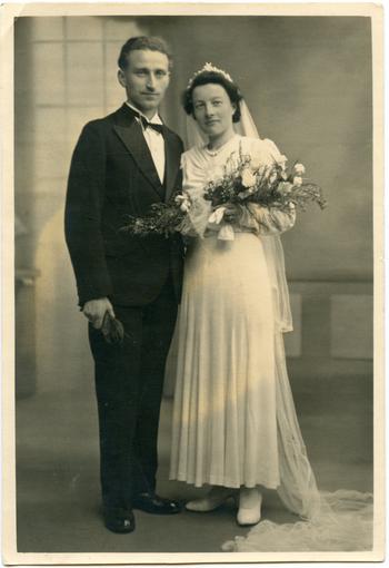 Les mariés Simone et Albert, unis le 31 Décembre 1940 à Lengronne, en Normandie. 