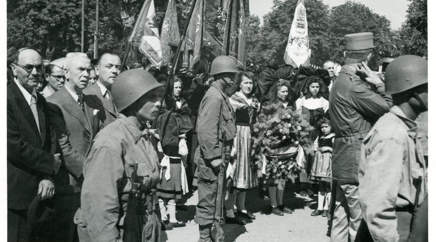 Des soldats assistent à la cérémonie. 