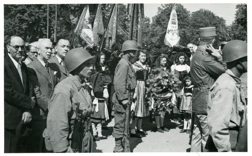 Des soldats assistent à la cérémonie. 
