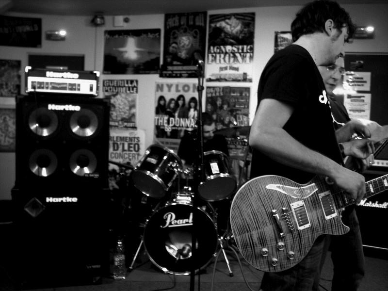 photo en noir et blanc d'un groupe qui joue de la musique