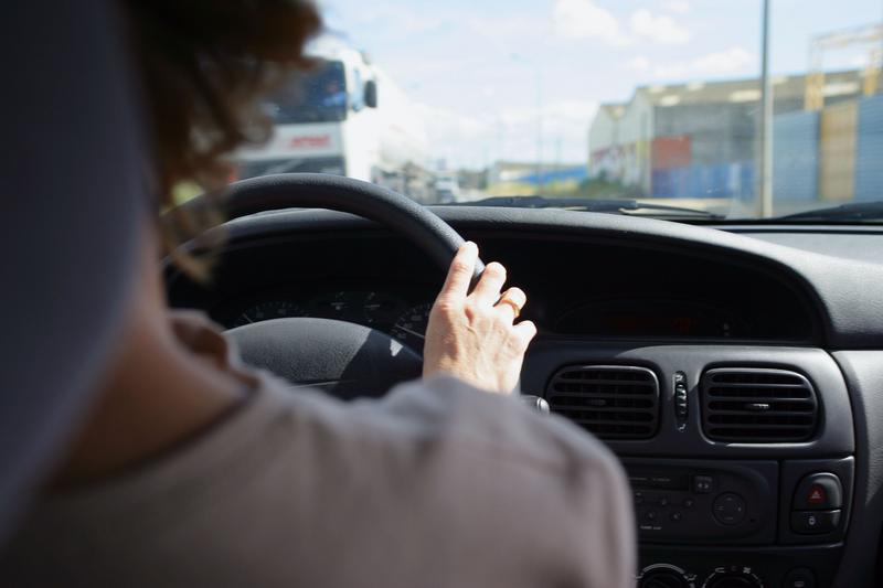 Un personne au volant