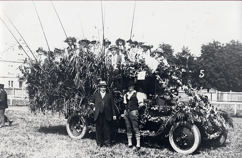 photographie d'une auto fleurie d'époque