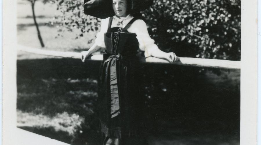 Simone en alsacienne lors de son premier voyage à Maisonsgoutte en 1945. 
