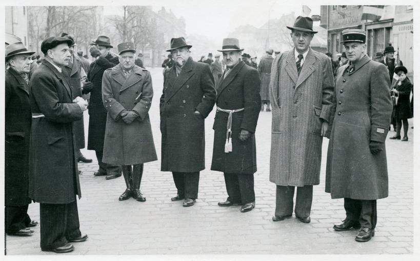 Le Général Monsabert et le maire de Sélestat Jean Meyer (avec le bandeau tricolore), qui sera en fonction jusqu'aux élections en Septembre 1945. Ce sera Joseph Klein qui lui succédera. 