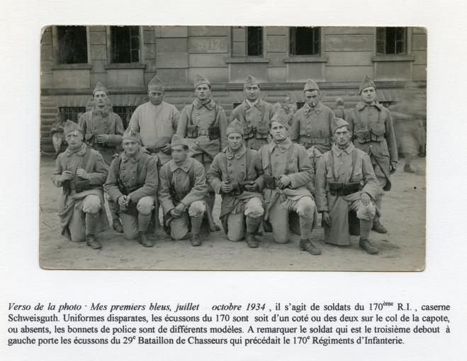 Groupe de soldats devant la caserne Schweisguth. Notes écrites par Monsieur Siegel. 