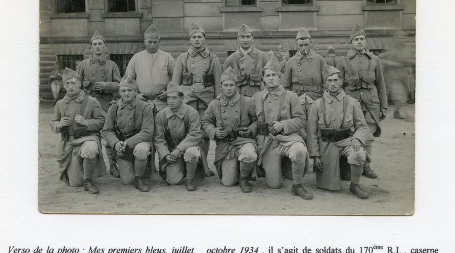 Groupe de soldats devant la caserne Schweisguth. Notes écrites par Monsieur Siegel. 