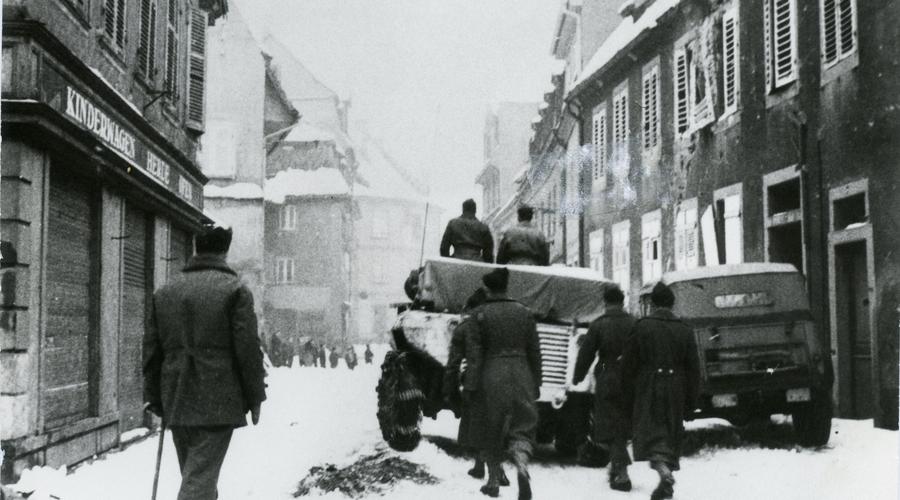 Rue de l'Hôpital, un char transporte les cercueils des soldats tombés au front, vers l'église Sainte-Foy.