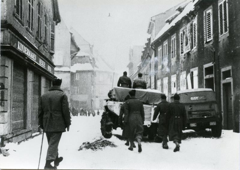 Rue de l'Hôpital, un char transporte les cercueils des soldats tombés au front, vers l'église Sainte-Foy.