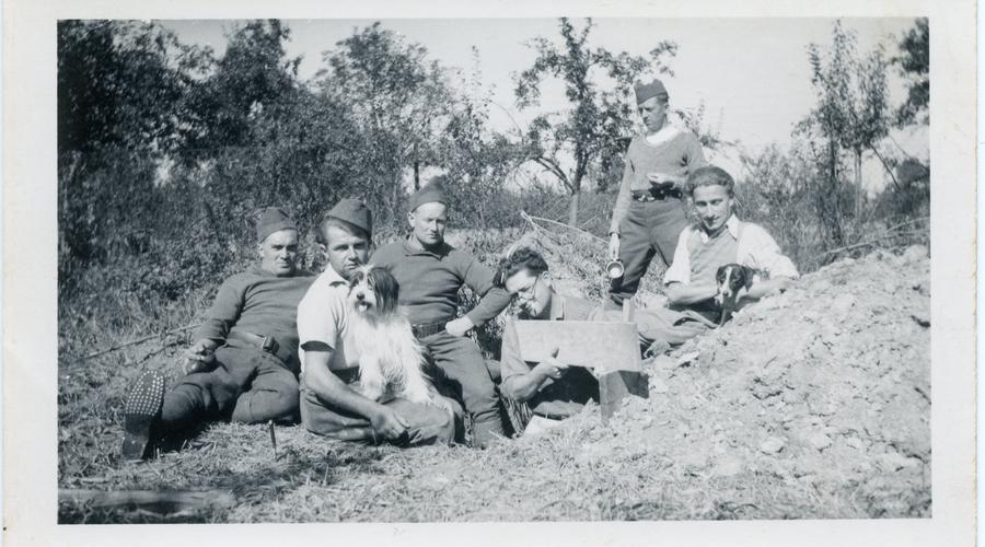 Au Fort Ducrot à Mundolsheim, entre Septembre 1939 et Juin 1940. Albert Drouan se trouve à droite.