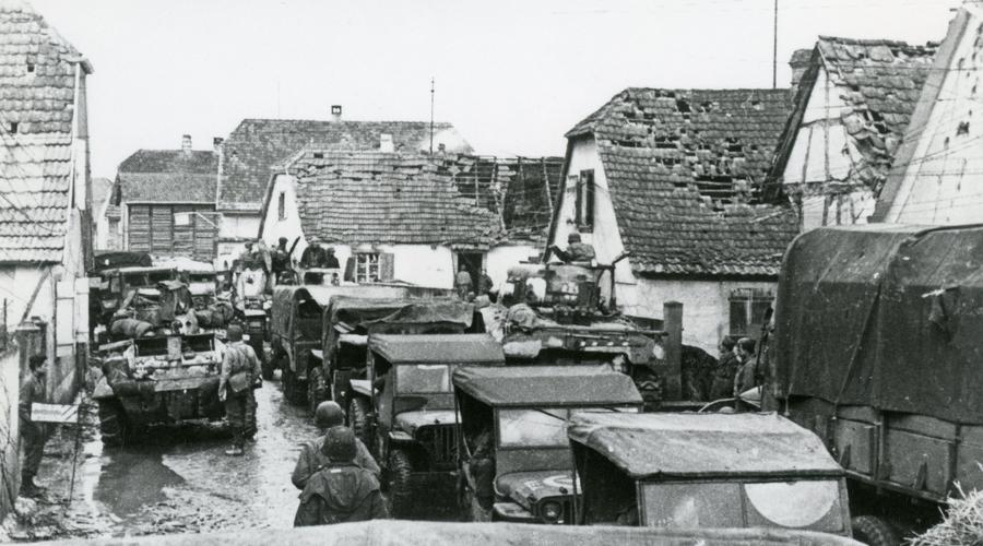 Des soldats américains entrent dans la ville de Sélestat. 