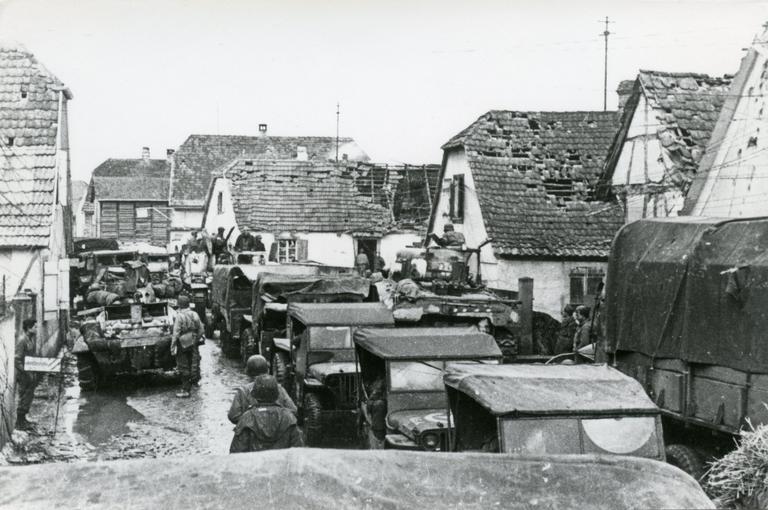 Des soldats américains entrent dans la ville de Sélestat. 