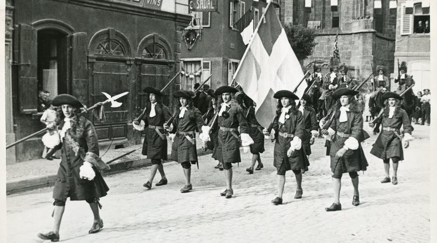 Enseigne et fusiliers du régiment des Rambures (époque : 1675). 