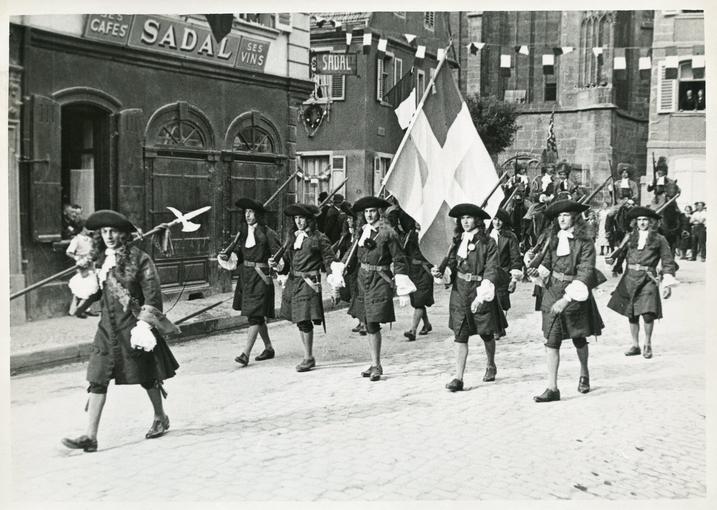 Enseigne et fusiliers du régiment des Rambures (époque : 1675). 