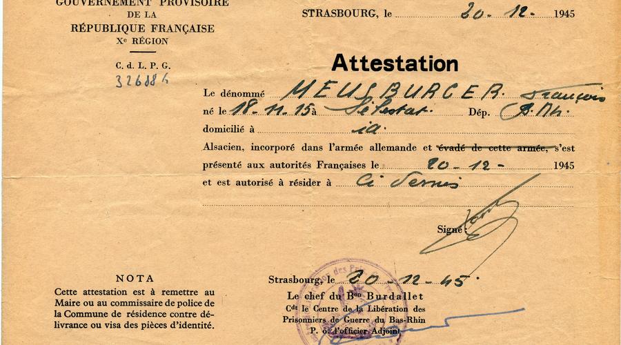 Attestation qui prouve que François Meusburger a été incorporé dans l'armée allemande et qui l'autorise à retourner à Sélestat, après avoir été fait prisonnier par les américains aux Etats-Unis (voir la chronologie ci-dessus). Signée le 20 Décembre 1945.
