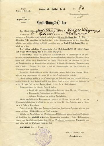 Ordre de présentation pour l'engagement dans le service militaire adressée à Karl Krafft. Il doit se présenter le 6 Mars 1914 à l'école maternelle sur le Neja Waj (artère principale traversant Sélestat d'Est en Ouest). Il y a un risque de punition s'il ne se présente pas. 