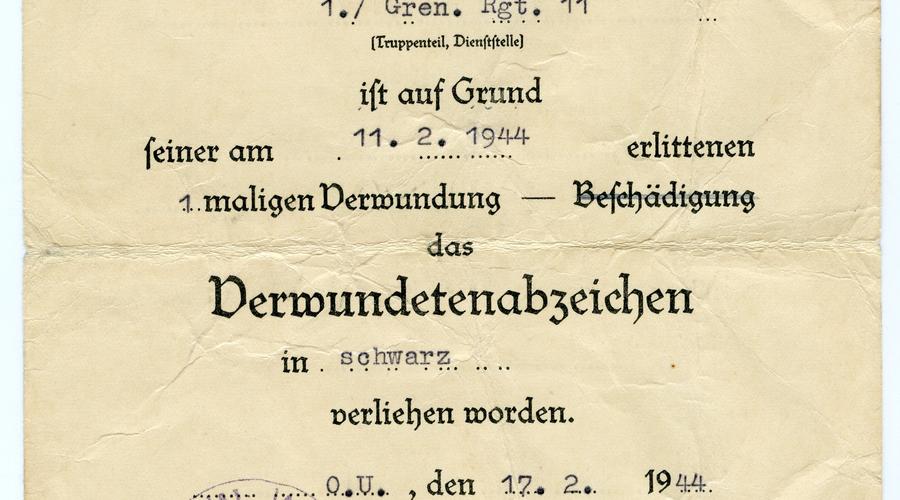 François Meusburger reçut sa première blessure de guerre sur le front Russe le 11 Février 1944. Ce document annonce la remise d'une décoration pour blessure de guerre à François Meusburger.