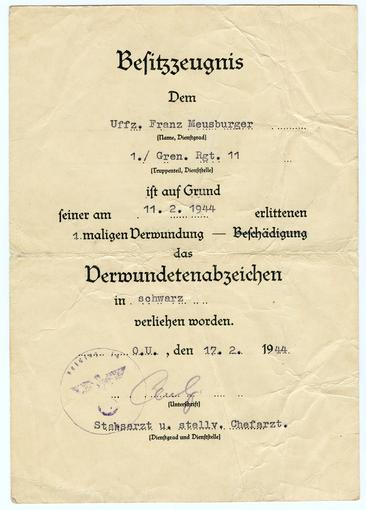 François Meusburger reçut sa première blessure de guerre sur le front Russe le 11 Février 1944. Ce document annonce la remise d'une décoration pour blessure de guerre à François Meusburger.