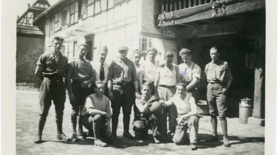 Au Fort Ducrot à Mundolsheim, entre Septembre 1939 et Juin 1940. La croix bleu indique Albert Drouan. 