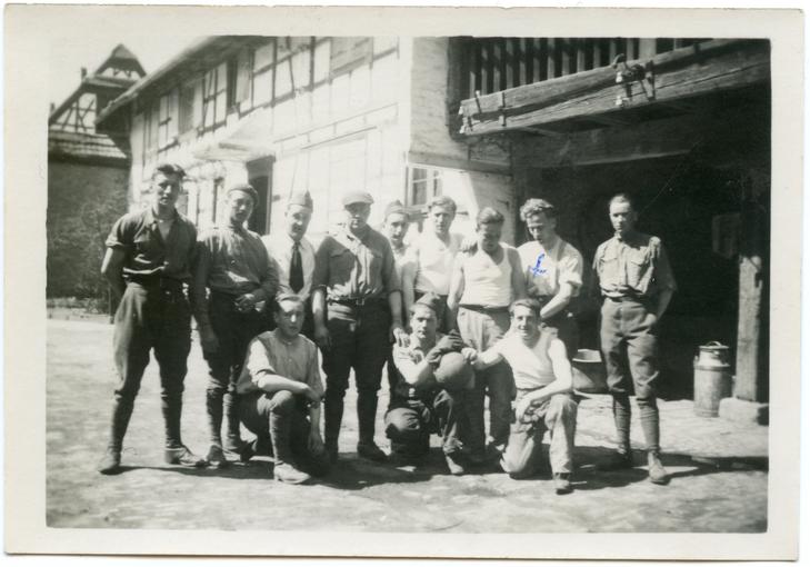 Au Fort Ducrot à Mundolsheim, entre Septembre 1939 et Juin 1940. La croix bleu indique Albert Drouan. 