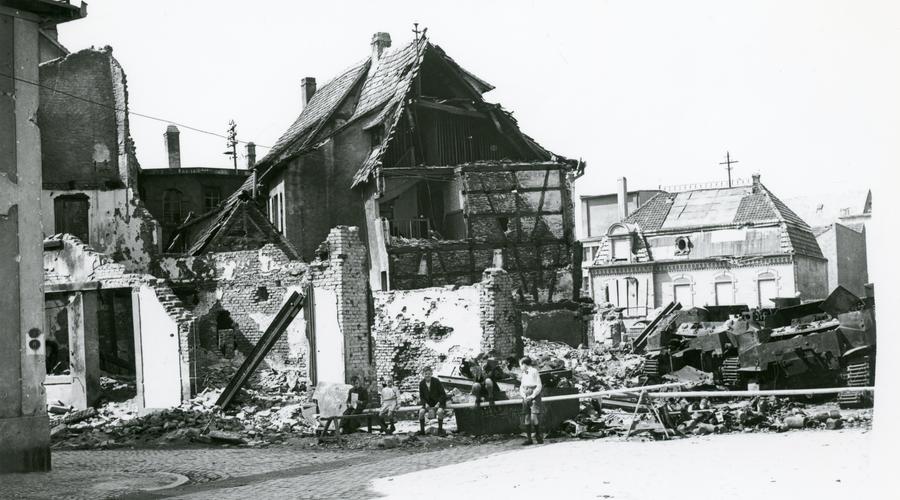Décembre 1944. Pâté de maisons démoli à l'angle de la rue d'Iéna et du Neja Waj.