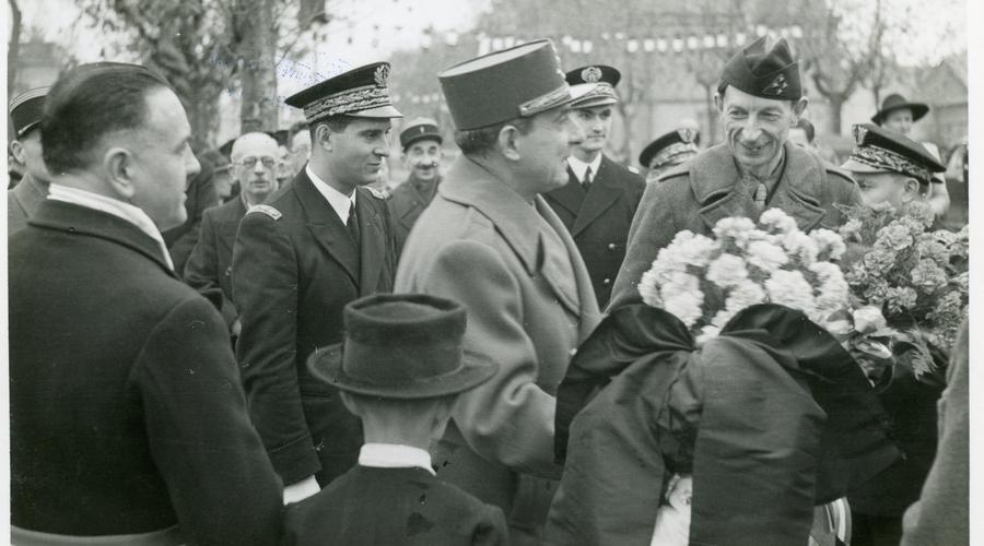 De gauche à droite : Joseph Klein maire de Sélestat, le préfet du Bas-Rhin Bernard Cornut-Gentille, le Général de Lattre de Tassigny, et le Général Touzet de Vigier. 