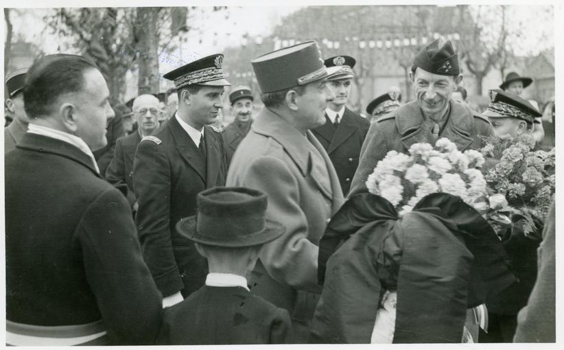 De gauche à droite : Joseph Klein maire de Sélestat, le préfet du Bas-Rhin Bernard Cornut-Gentille, le Général de Lattre de Tassigny, et le Général Touzet de Vigier. 