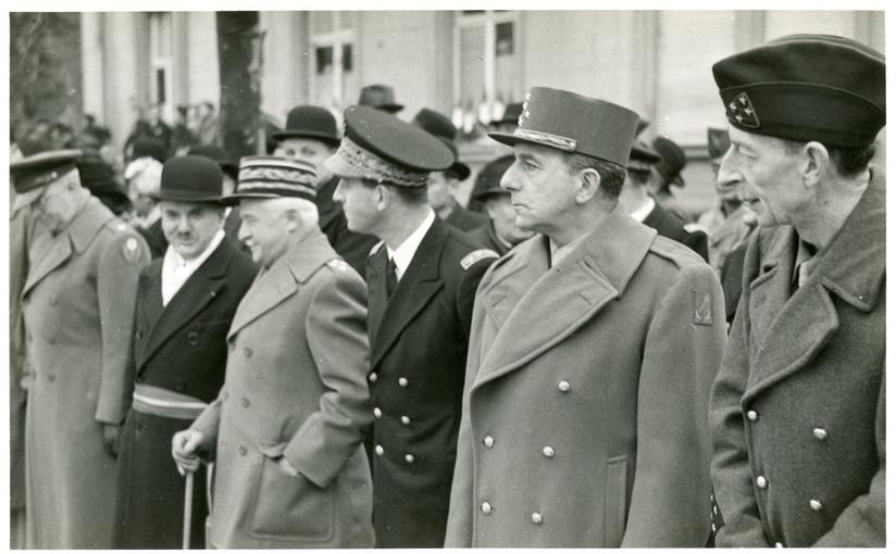 De gauche à droite : Le Maire Joseph Klein (avec le bandeau tricolore), le Général Monsabert, le Préfet du Bas-Rhin Bernard Cornut-Gentille, le Général de Lattre de Tassigny et le Général Touzet de Vigier.