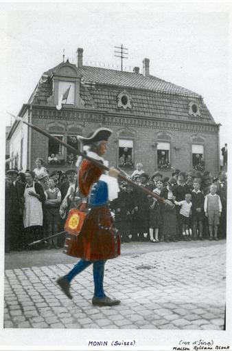 Photocopie de la photographie précédente, que Monsieur Siegel a colorisé pour montrer les couleurs de l'uniforme du régiment de Monin, Suisse. 