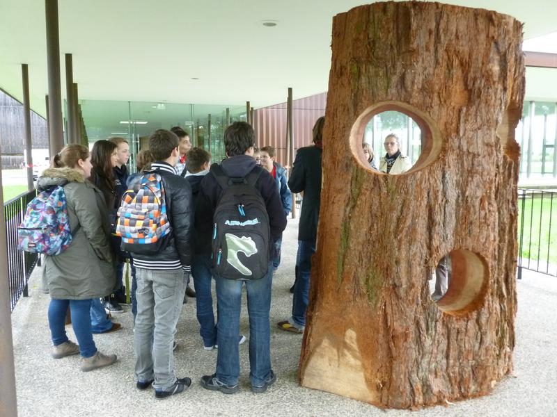 Visite de collégiens pendant la biennale 2013