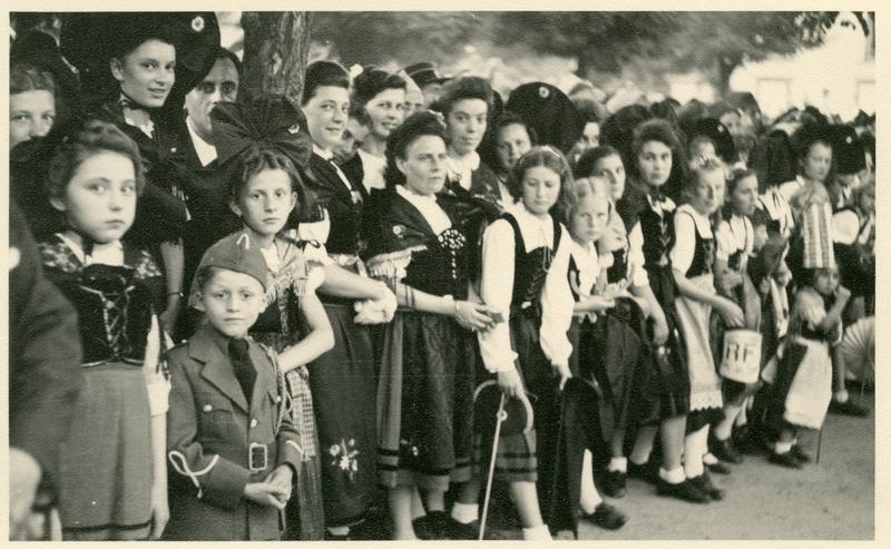 Les habitants de Sélestat, fièrement vêtus du costume traditionnel alsacien, assistent au défilé du 14 Juillet. 