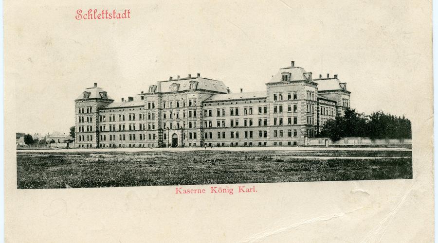 Carte postale représentant la Kaserne König Karl vers 1900, renommée la caserne de Schweisguth après l'armistice de 1918. Un série de cartes postales a été retrouvée dans le fonds de Monsieur Siegel. 