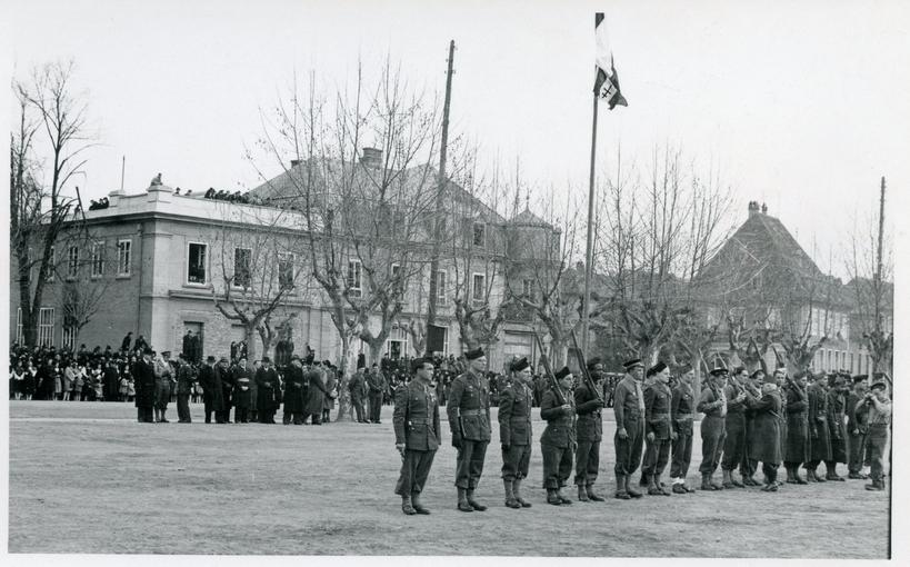 Les soldats sont décorés sur la place de la République sur laquelle flotte désormais le drapeau français assorti de la Croix de Lorraine.