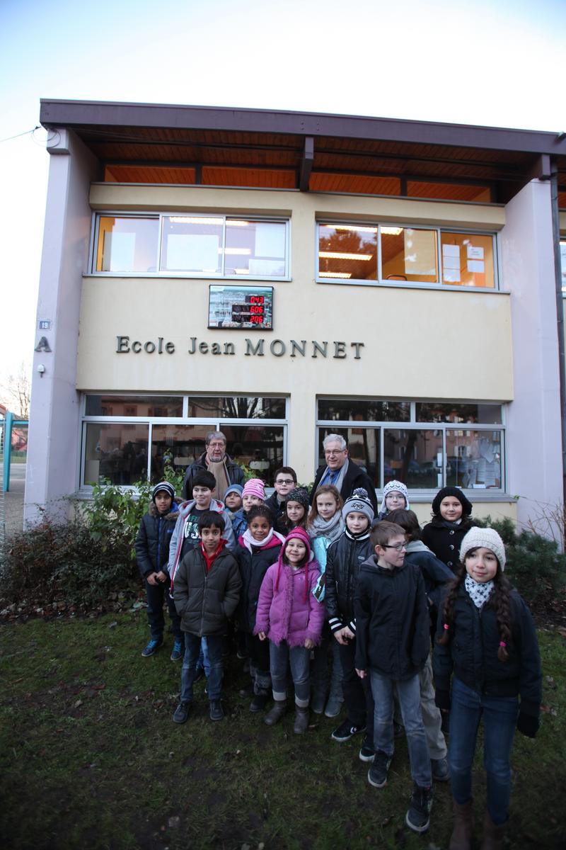 les élus du CME devant l'école Jean Monnet