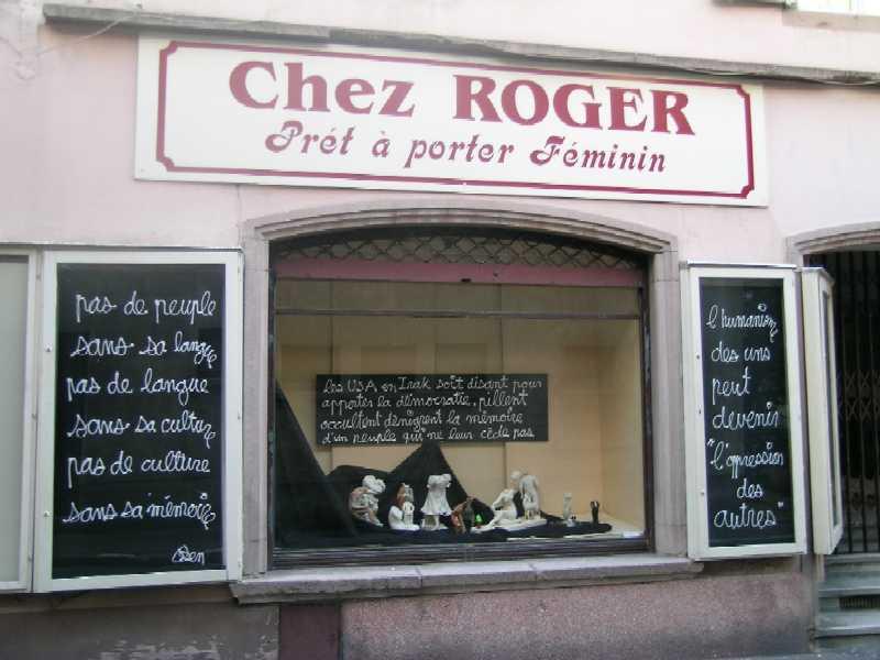 Vue de l’œuvre de Ben dans une vitrine de "Chez Roger" située rue des Prêcheurs à Sélestat